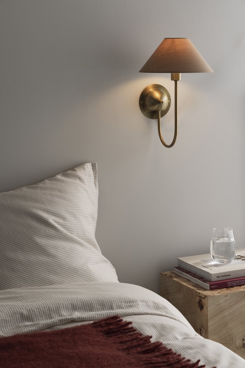 Iris 32cm Laiton/brun applique murale De Globen Lighting - Un câble en tissu beige de 2 mètres, un interrupteur et une prise sont inclus.