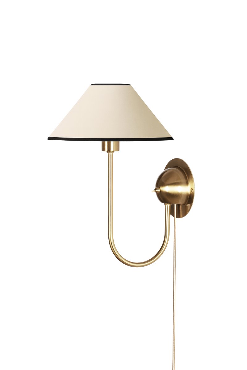 Iris 32cm Laiton/blanc crème applique murale De Globen Lighting - L'abat-jour diffuse une lumière douce et agréable, idéale comme lampe de chevet, dans une entrée ou comme éclairage d'ambiance dans le salon.