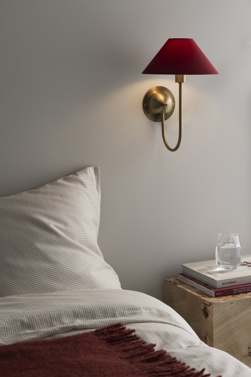 Iris 32cm Laiton/bordeaux applique murale De Globen Lighting - La livraison comprend un câble en tissu beige de 2 mètres, un interrupteur et une prise.