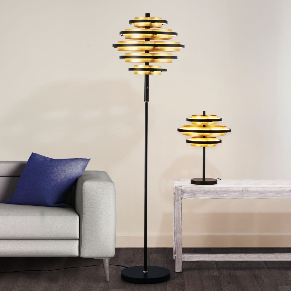 Hive 44cm Noir mat lampe de table De Searchlight - Les anneaux multicouches de la lampe &eacute;mettent une lumi&egrave;re douce et chaleureuse qui cr&eacute;e une atmosph&egrave;re harmonieuse dans n'importe quelle pi&egrave;ce.