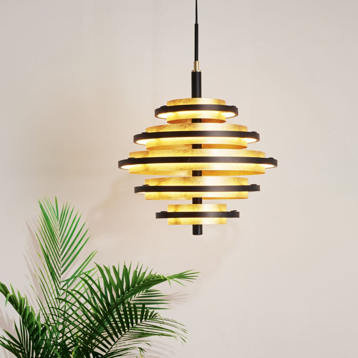 Hive Ø40 Noir mat suspension De Searchlight - La lampe est dotée de LED intégrées qui consomment jusqu'à 75 % d'énergie en moins et durent jusqu'à 20 fois plus longtemps que les ampoules à incandescence classiques.