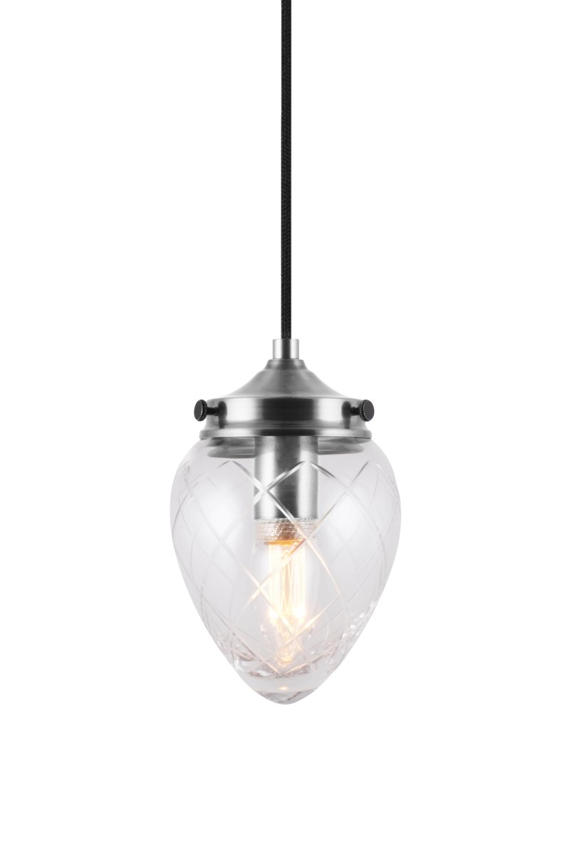 Juni Ø10 Acier antique/transparent lampe de fenêtre De Globen Lighting - Juni, avec son magnifique abat-jour en verre taillé et en métal, vous transporte au début du XXe siècle.