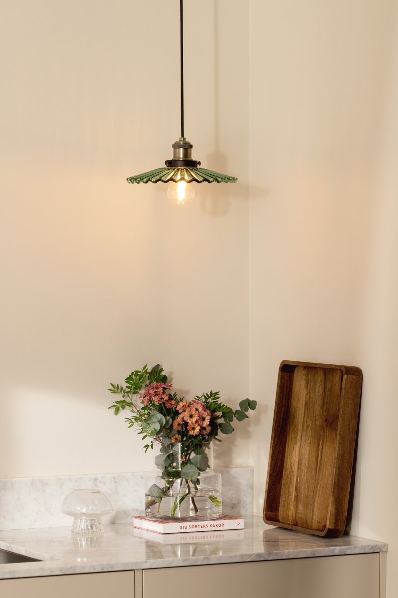 Cobbler Ø25 Vert suspension De Globen Lighting - La lampe est équipée d'un câble textile noir de 120 cm et d'une douille de plafond en plastique noir.