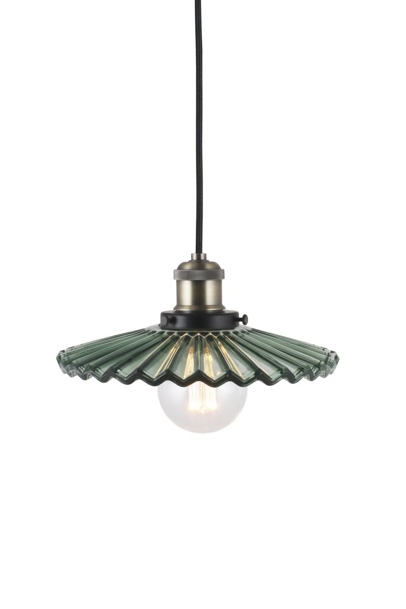 Cobbler Ø25 Vert suspension De Globen Lighting - La lampe est équipée d'un câble textile noir de 120 cm et d'une douille de plafond en plastique noir.
