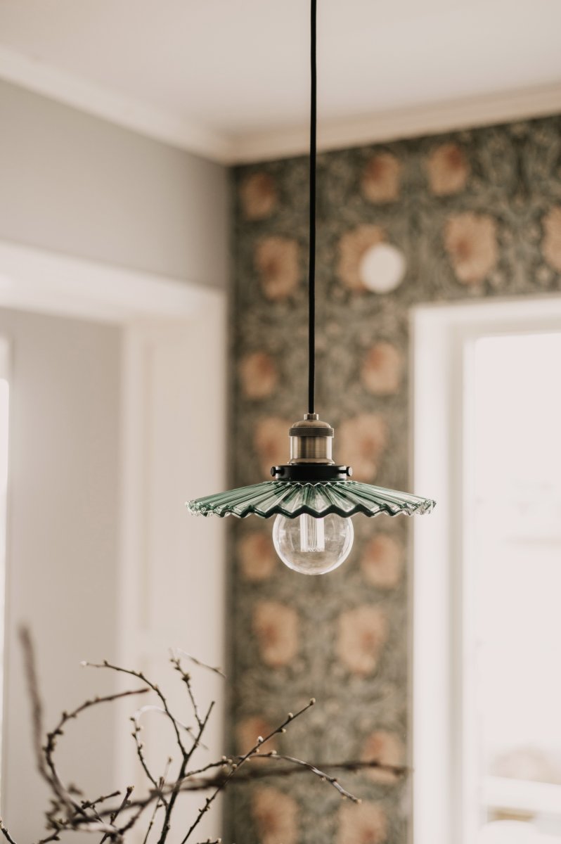 Cobbler Ø25 Vert suspension De Globen Lighting - La lampe est équipée d'un câble textile noir de 120 cm et d'une douille de plafond en plastique noir.