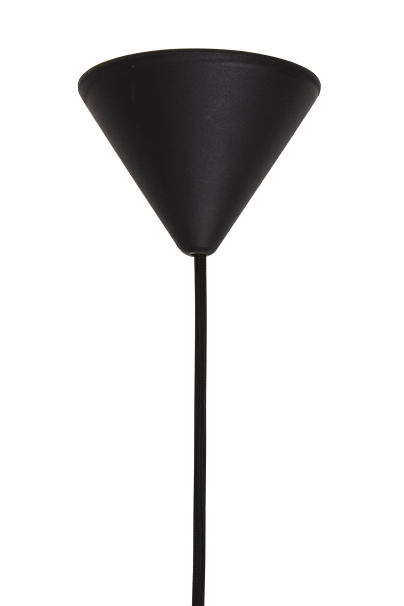 Cobbler Ø25 Vert suspension De Globen Lighting - La lampe est équipée d'un câble textile noir de 120 cm et d'une douille de plafond en plastique noir.