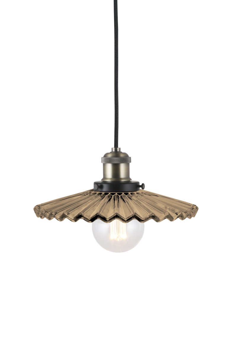 Cobbler Ø25 Brun suspension De Globen Lighting - La lampe est équipée d'un câble textile noir de 120 cm et d'une douille de plafond en plastique noir.
