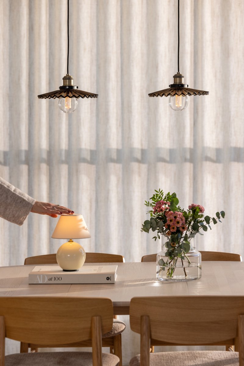 Cobbler Ø25 Brun suspension De Globen Lighting - La lampe est équipée d'un câble textile noir de 120 cm et d'une douille de plafond en plastique noir.