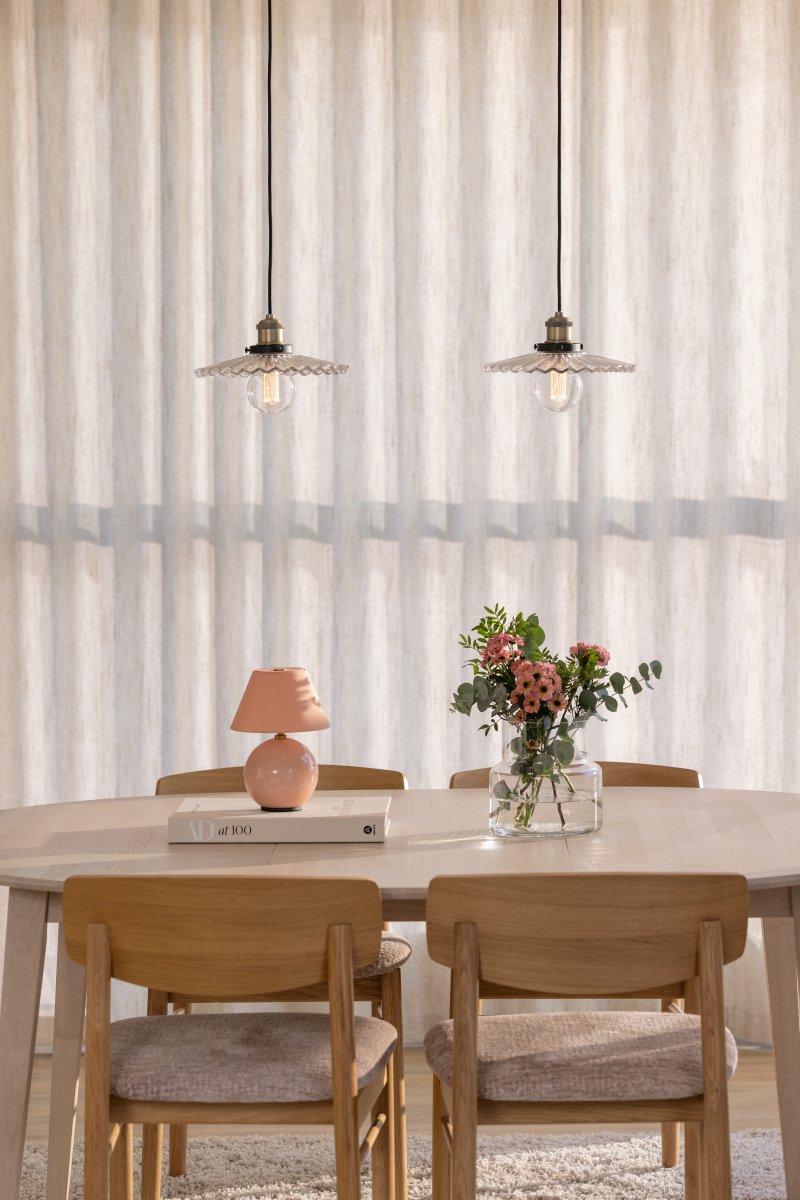 Cobbler Ø25 Transparent suspension De Globen Lighting - La lampe est équipée d'un câble textile noir de 120 cm et d'une douille de plafond en plastique noir.