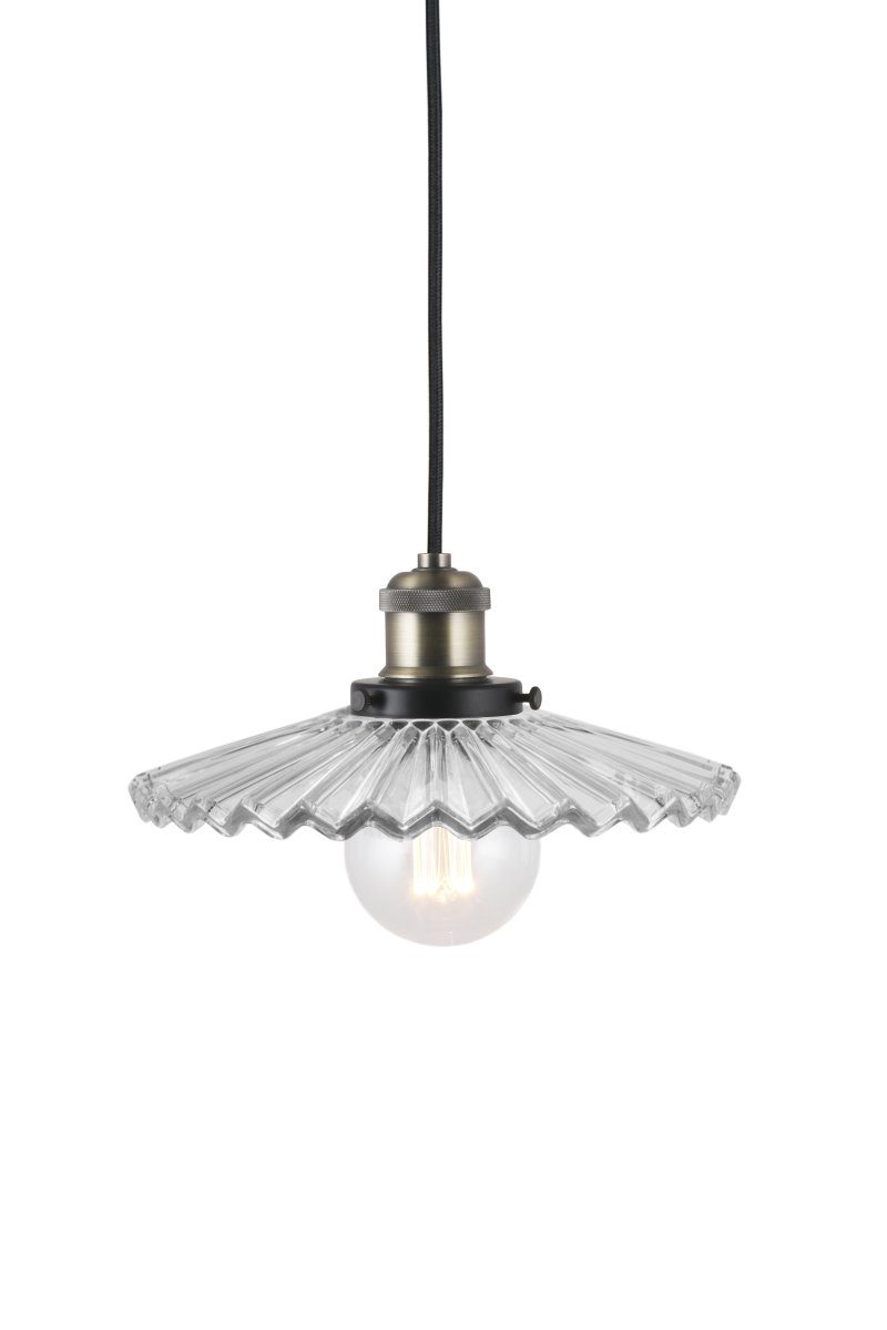 Cobbler Ø25 Transparent suspension De Globen Lighting - La lampe est équipée d'un câble textile noir de 120 cm et d'une douille de plafond en plastique noir.