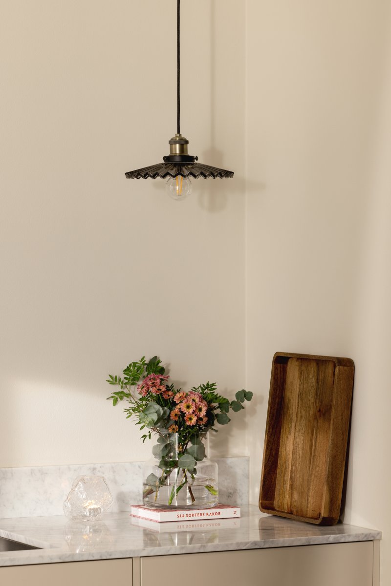 Cobbler Ø25 Couleur fumée suspension De Globen Lighting - La lampe est équipée d'un câble textile noir de 120 cm et d'une douille de plafond en plastique noir.