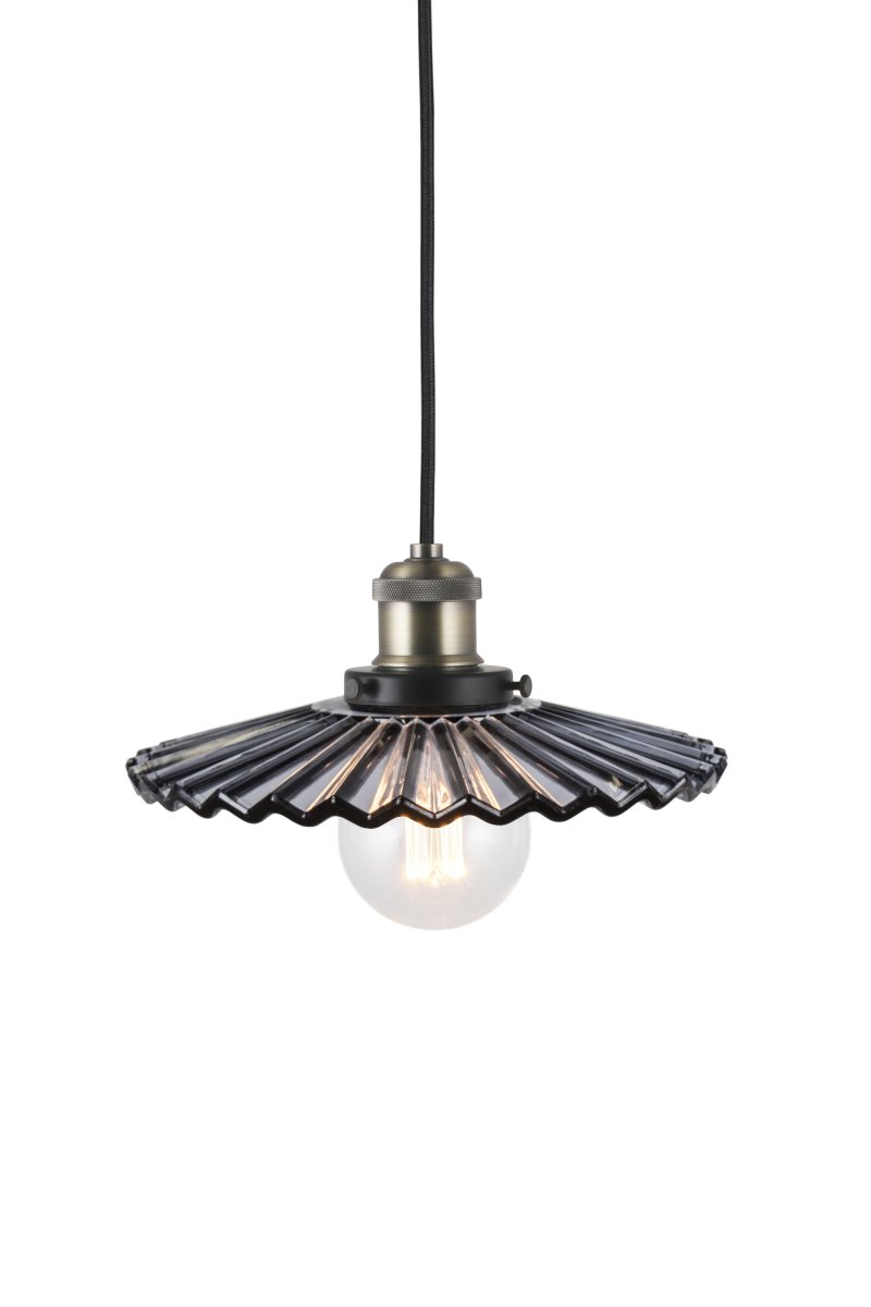 Cobbler Ø25 Couleur fumée suspension De Globen Lighting - La lampe est équipée d'un câble textile noir de 120 cm et d'une douille de plafond en plastique noir.