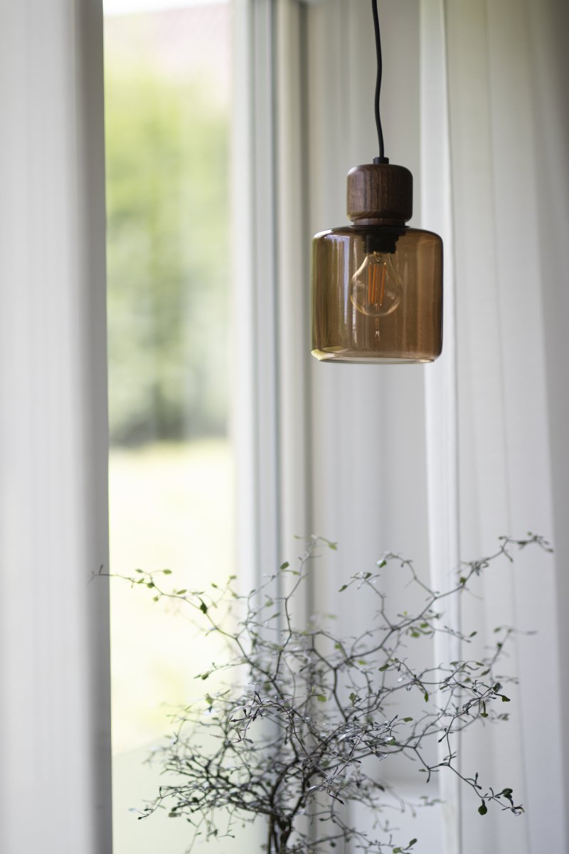 DOT Ø10 Brun De Globen Lighting - Le bouton en bois caractéristique contraste nettement avec l'abat-jour en verre et confère à la lampe son caractère.