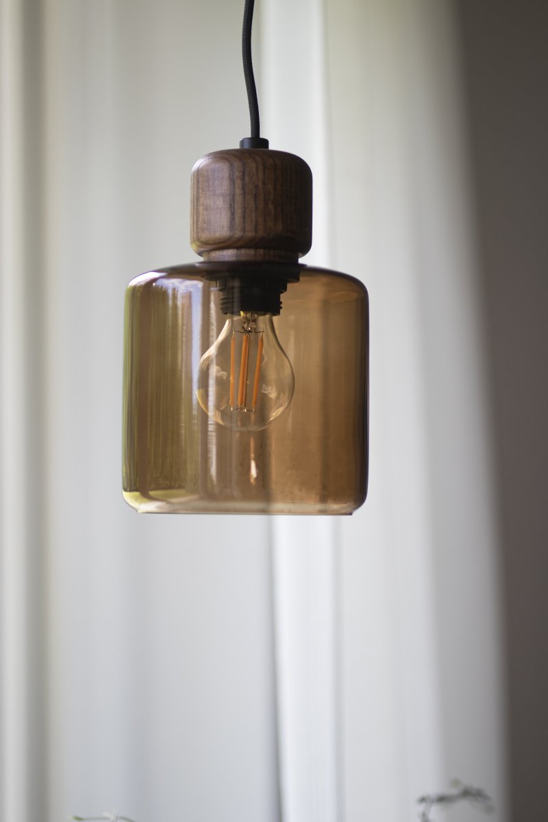 DOT Ø10 Brun De Globen Lighting - Le bouton en bois caractéristique contraste nettement avec l'abat-jour en verre et confère à la lampe son caractère.