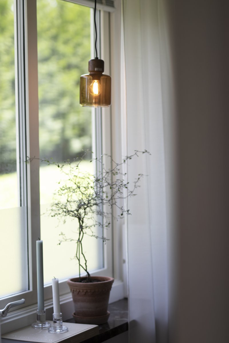 DOT Ø10 Brun De Globen Lighting - Le bouton en bois caractéristique contraste nettement avec l'abat-jour en verre et confère à la lampe son caractère.