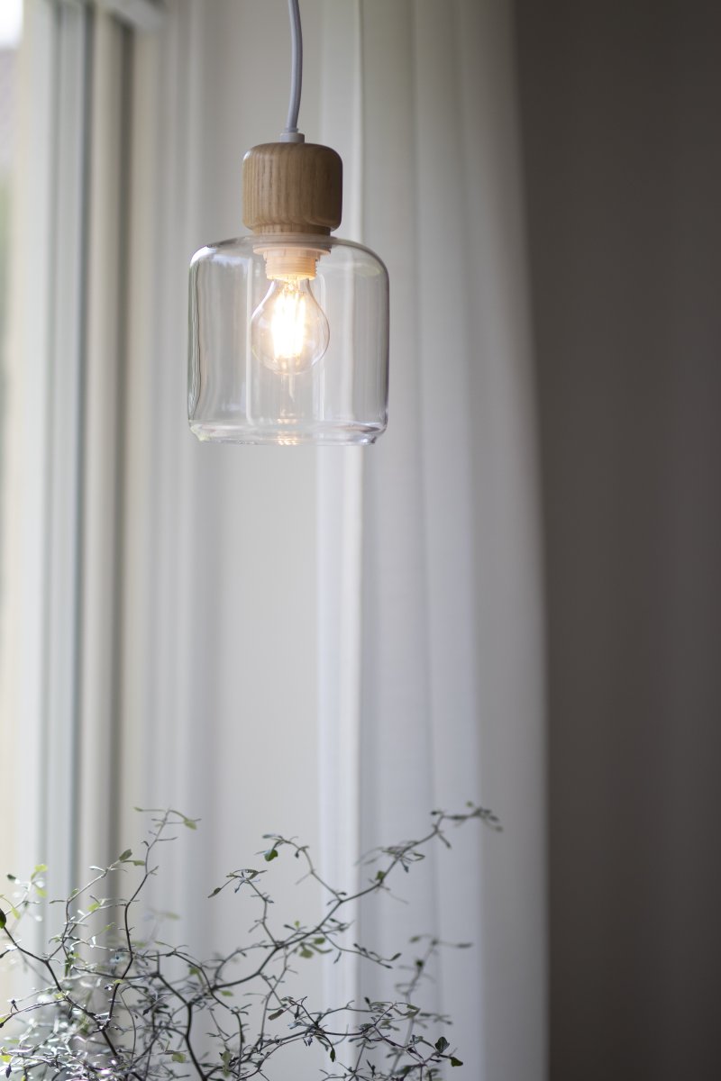 DOT Ø10 Transparent lampe de fenêtre De Globen Lighting - Le bouton en bois caractéristique contraste nettement avec l'abat-jour en verre et confère à la lampe son caractère.