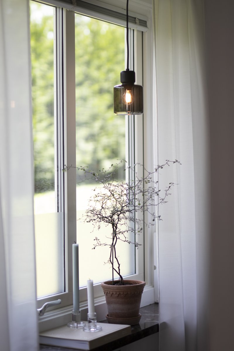 DOT Ø10 Couleur fumée lampe de fenêtre De Globen Lighting - Le bouton en bois caract&eacute;ristique contraste nettement avec l'abat-jour en verre et conf&egrave;re &agrave; la lampe son caract&egrave;re.