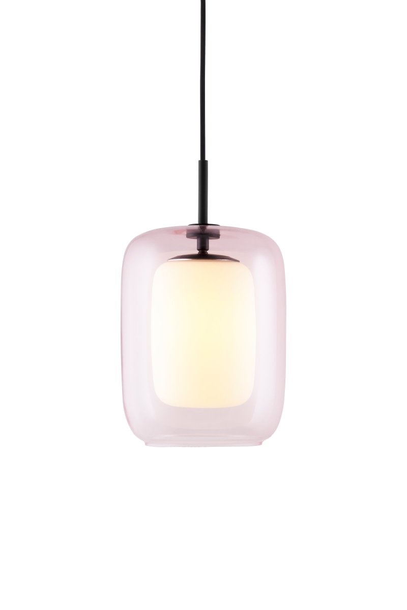 Cuboza Ø20 Pêche suspension De Globen Lighting - Cuboza est une suspension de nuit compos&eacute;e de deux &eacute;l&eacute;ments en verre et de m&eacute;tal noir mat contrastant.