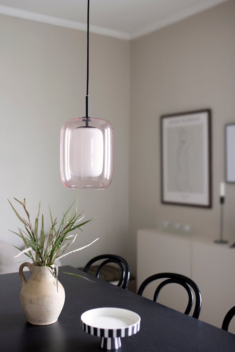 Cuboza Ø20 Pêche suspension De Globen Lighting - Cuboza est une suspension de nuit compos&eacute;e de deux &eacute;l&eacute;ments en verre et de m&eacute;tal noir mat contrastant.