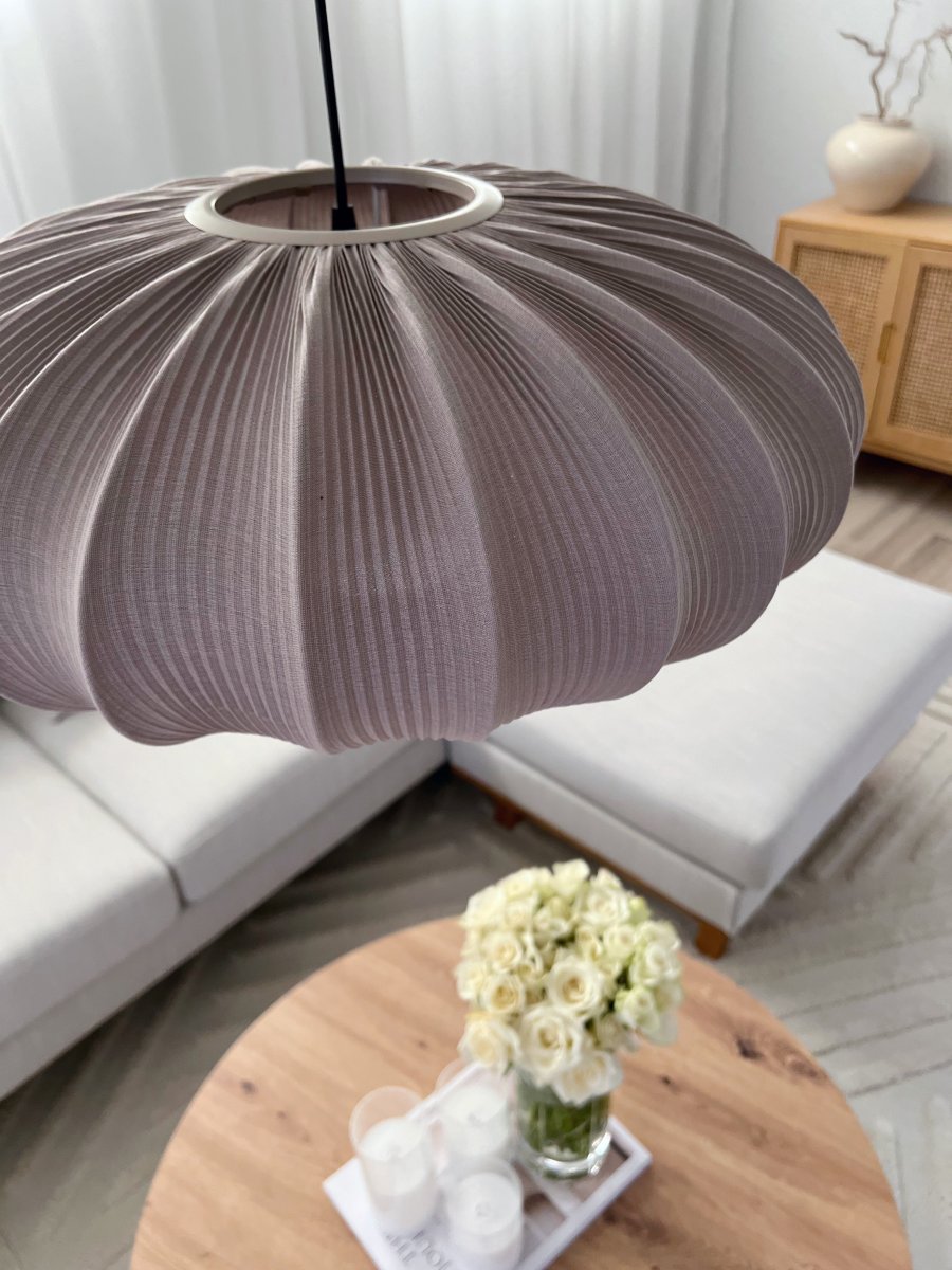 Mamsell Ø55 Gris suspension De Aneta Lighting - Mamsell est un choix populaire pour la chambre ou le salon, mais fournit également une belle lumière au-dessus de la table à manger.