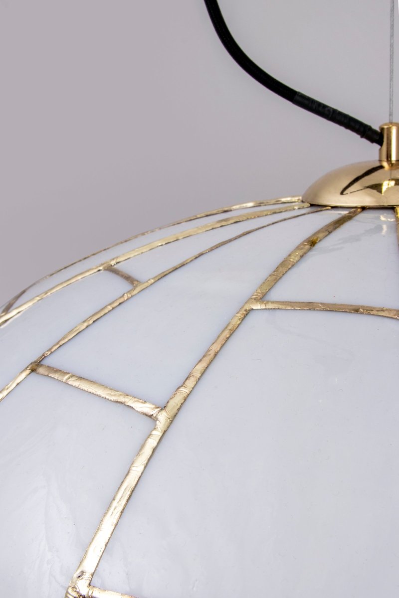 Ombrello Ø60 Blanc suspension De Globen Lighting - La lampe est fabriqu&eacute;e &agrave; la main selon la technique Tiffany &agrave; partir de verre blanc et de m&eacute;tal couleur laiton.