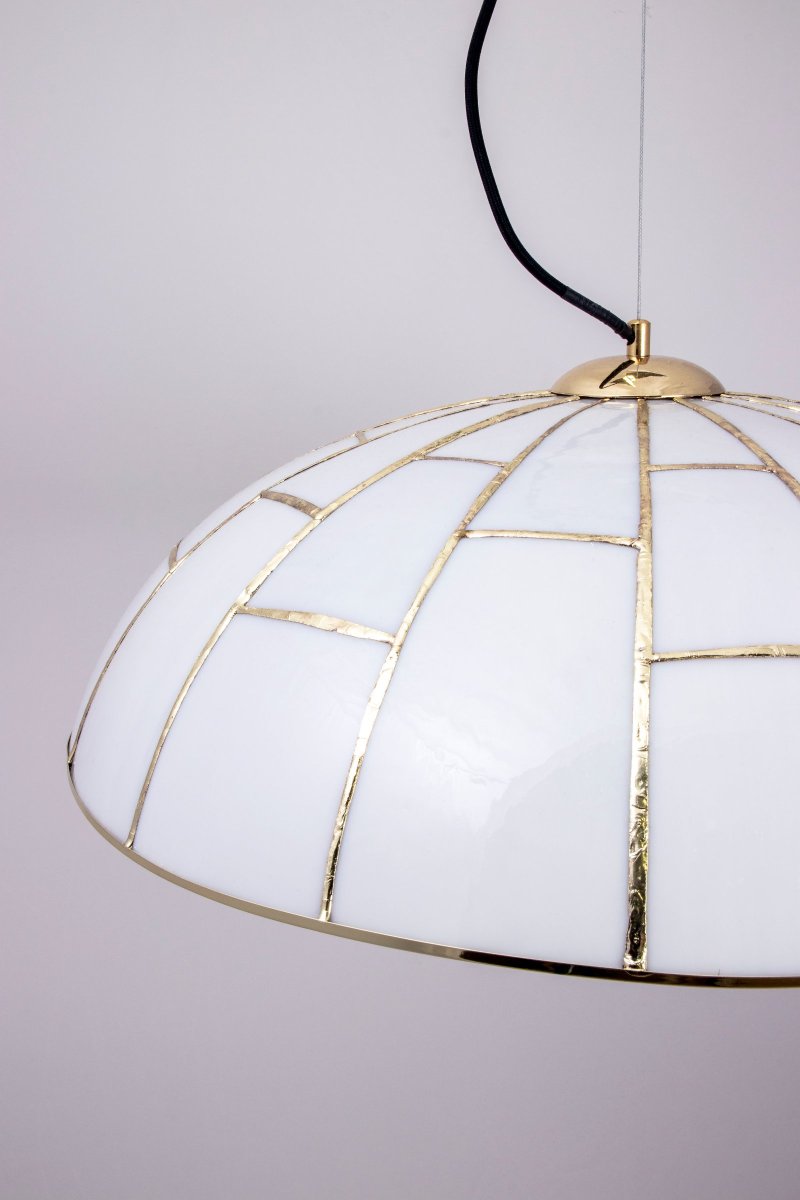 Ombrello Ø60 Blanc suspension De Globen Lighting - La lampe est fabriqu&eacute;e &agrave; la main selon la technique Tiffany &agrave; partir de verre blanc et de m&eacute;tal couleur laiton.