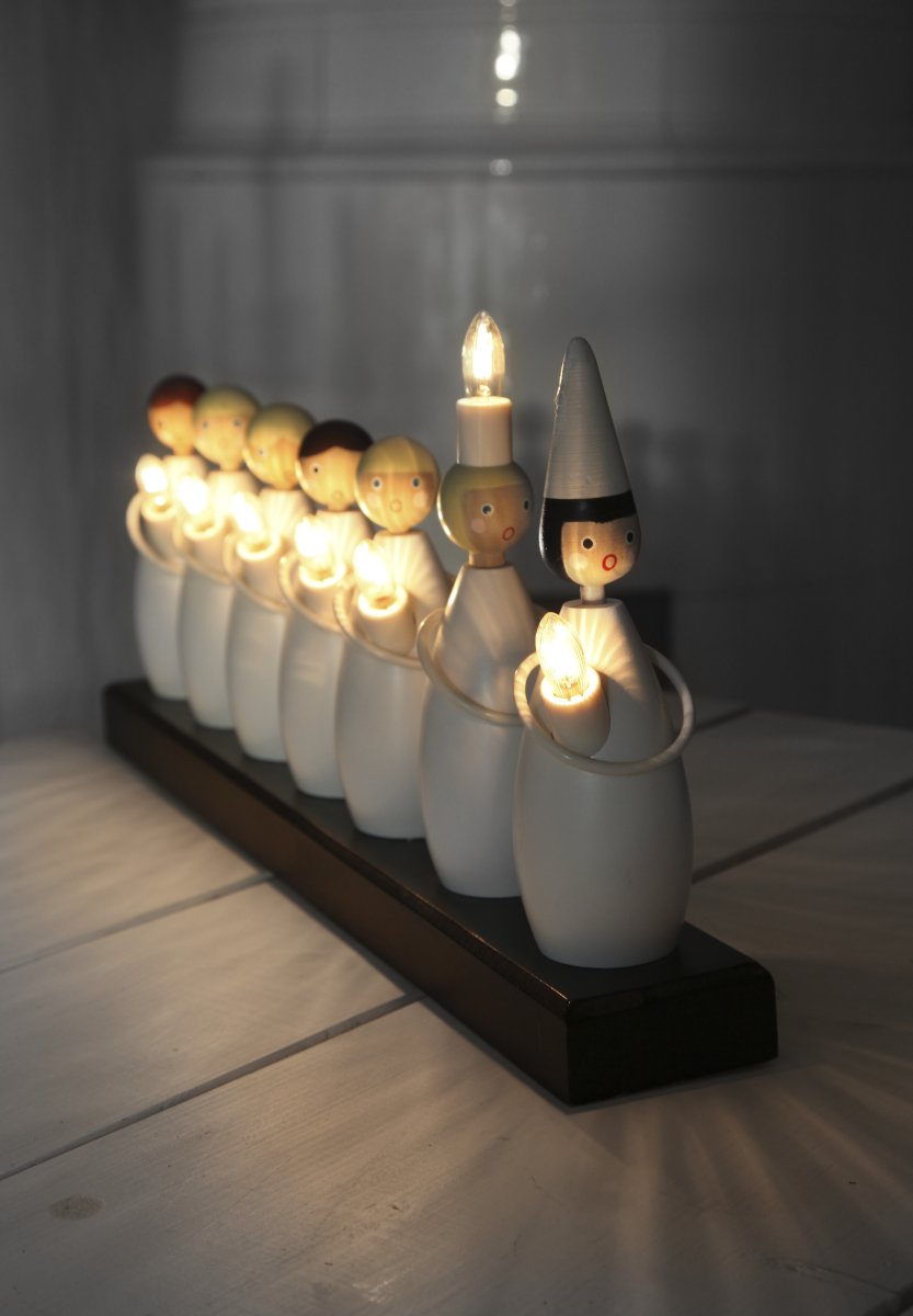 Lucia Choir Blanc De Star Trading - D&eacute;cor&eacute; pour la Sainte-Lucie et la p&eacute;riode de l'Avent, le bougeoir cr&eacute;e une atmosph&egrave;re de No&euml;l fantastique dans la fen&ecirc;tre et sur la table.