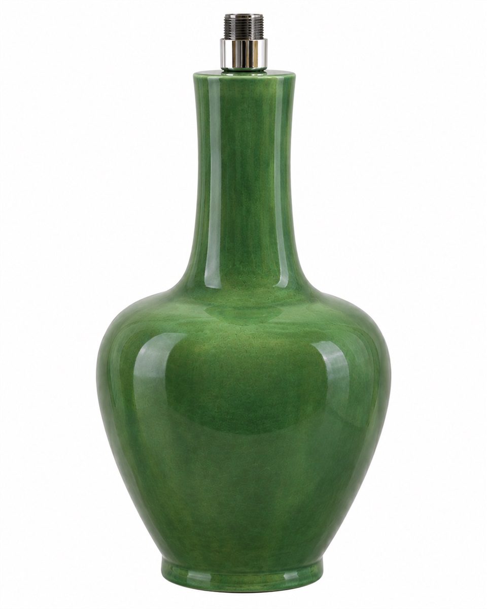 Dilbar 54cm Mörkgrön pied de lampe De Hallbergs - Den mjukt rundade kroppen kombineras med en h&ouml;g, smal hals och skapar en klassisk silhuett med moderna inslag.
