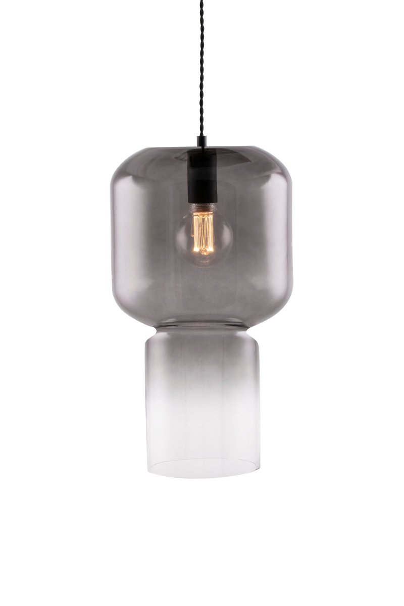 Nog Ø25 Couleur fumée suspension De Globen Lighting - Nog dispose d'un câble textile torsadé noir de 120 cm de long et d'une douille de plafond en plastique noir.