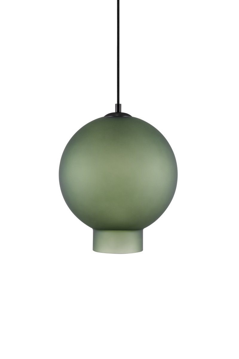 Bams Ø25 Vert suspension De Globen Lighting - Bams est &eacute;quip&eacute;e d'un c&acirc;ble textile de 120 cm et d'un bo&icirc;tier de plafond m&eacute;tallique assorti.