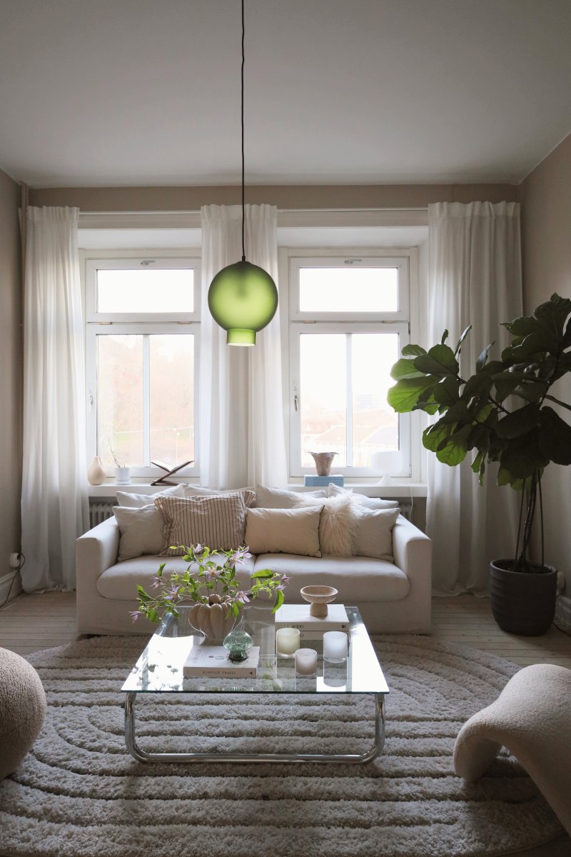 Bams Ø25 Vert suspension De Globen Lighting - Bams est &eacute;quip&eacute;e d'un c&acirc;ble textile de 120 cm et d'un bo&icirc;tier de plafond m&eacute;tallique assorti.