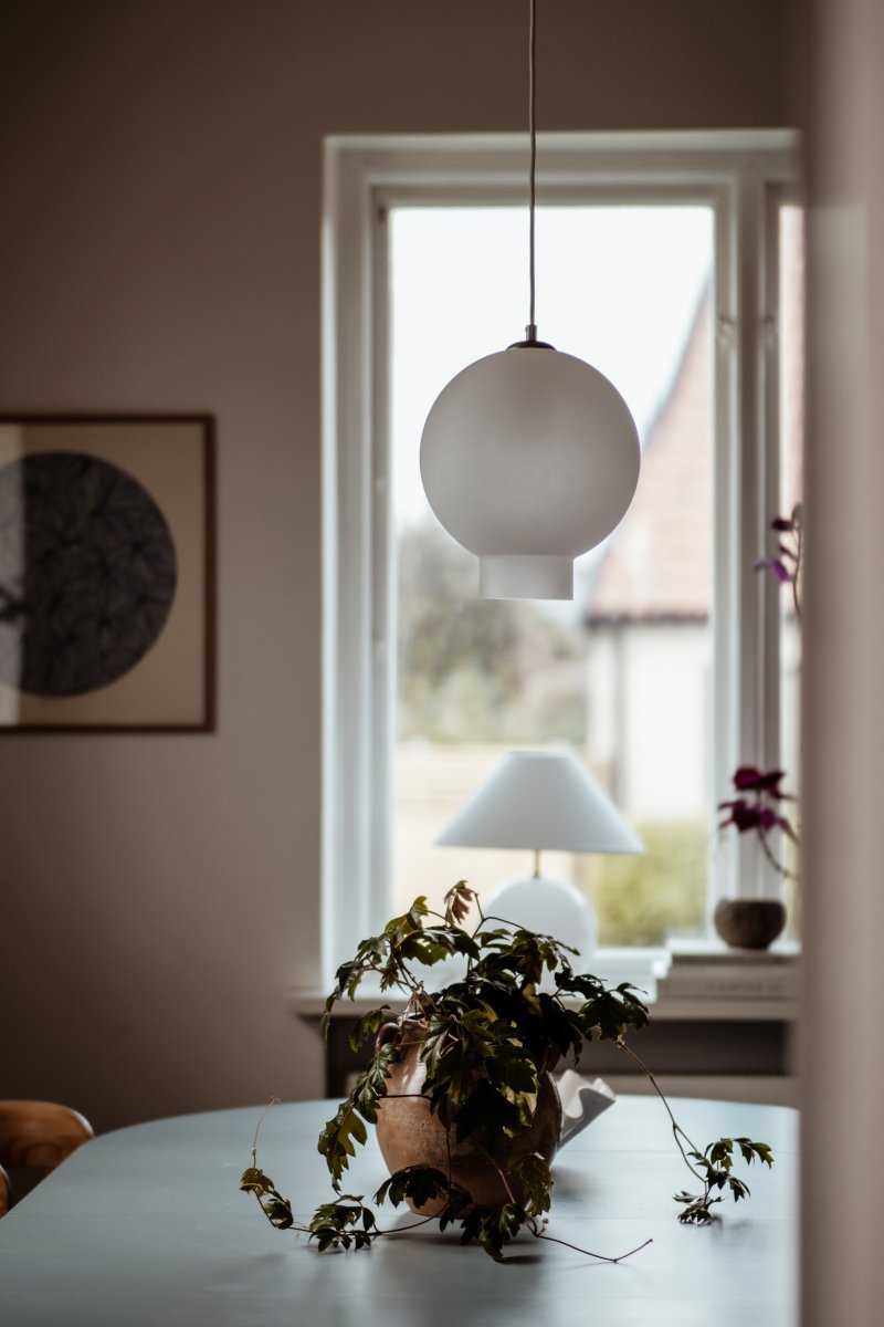 Bams Ø25 Blanc suspension De Globen Lighting - Bams est &eacute;quip&eacute;e d'un c&acirc;ble textile de 120 cm et d'un bo&icirc;tier de plafond m&eacute;tallique assorti.