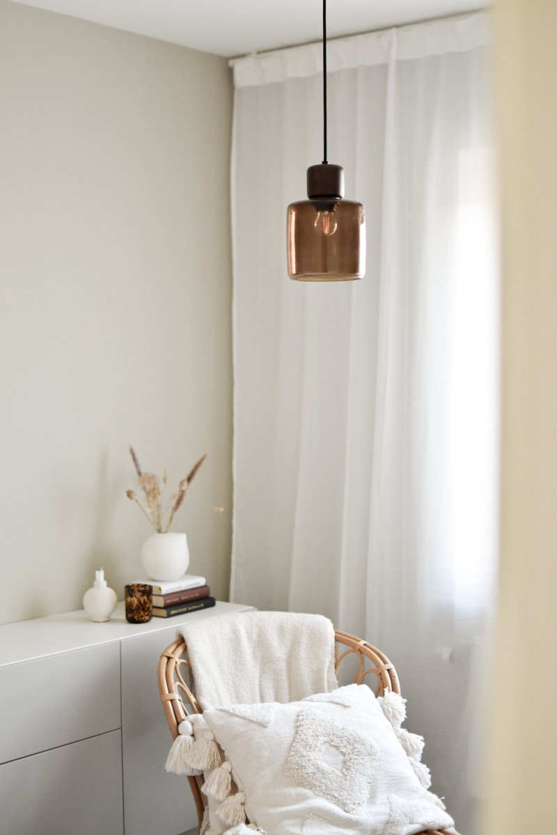 DOT Ø15 Brun suspension De Globen Lighting - Le bouton en bois caract&eacute;ristique contraste nettement avec l'abat-jour en verre et conf&egrave;re &agrave; la lampe son caract&egrave;re.
