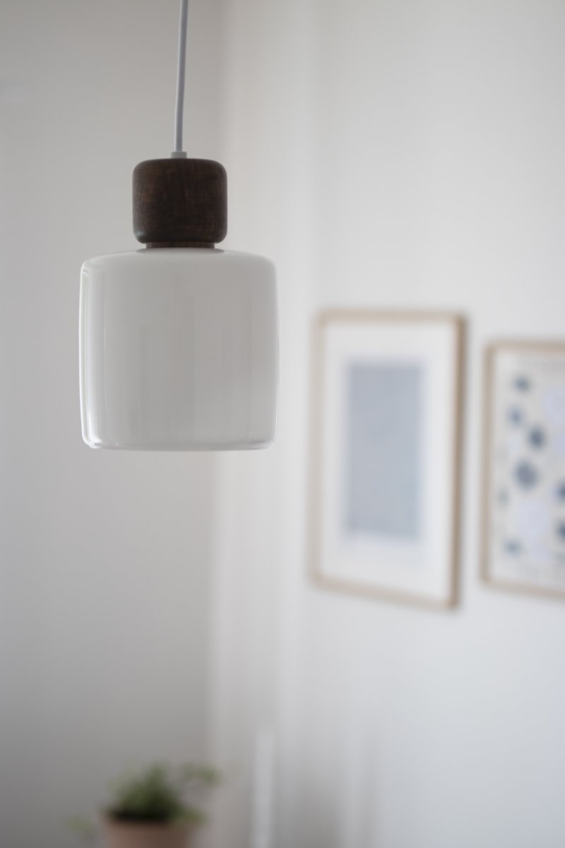 DOT Ø15 Blanc suspension De Globen Lighting - Le bouton en bois caractéristique contraste nettement avec l'abat-jour en verre et confère à la lampe son caractère.