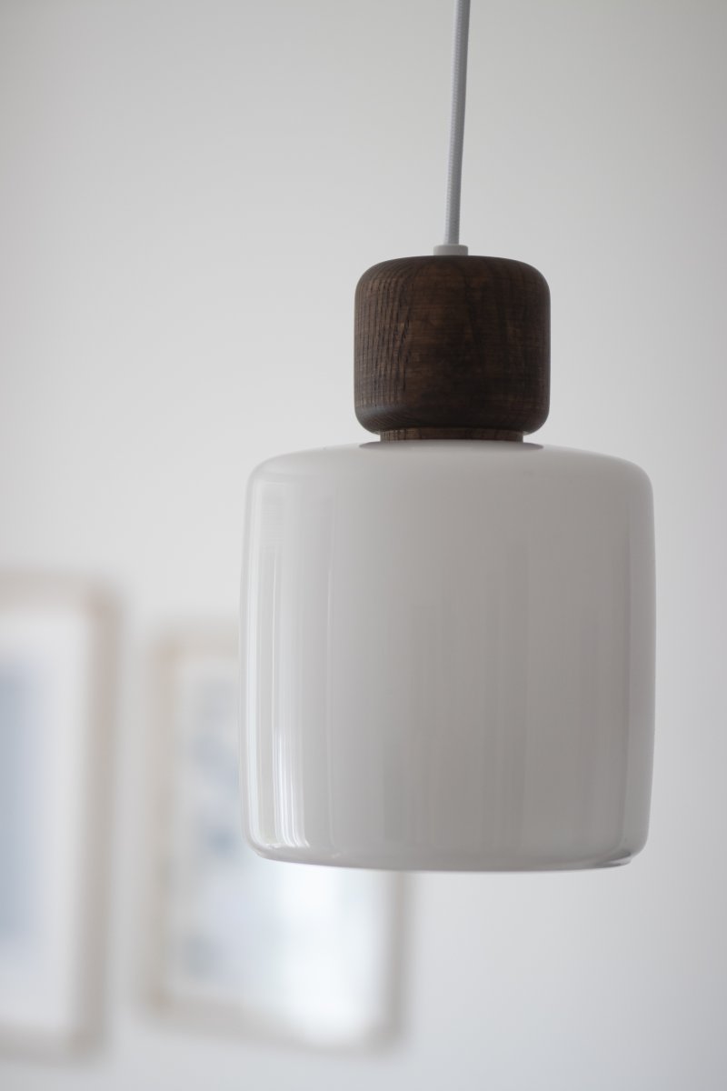 DOT Ø15 Blanc suspension De Globen Lighting - Le bouton en bois caractéristique contraste nettement avec l'abat-jour en verre et confère à la lampe son caractère.