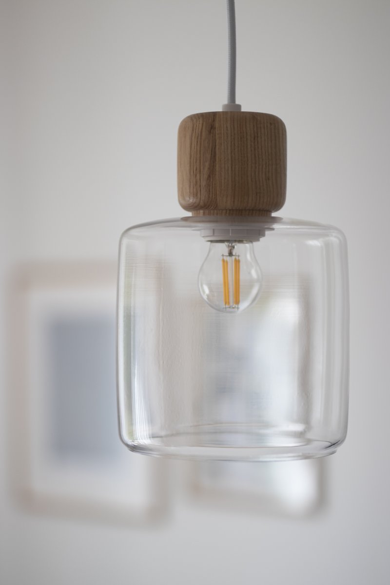 DOT Ø15 Transparent suspension De Globen Lighting - Le bouton en bois caractéristique contraste nettement avec l'abat-jour en verre et confère à la lampe son caractère.