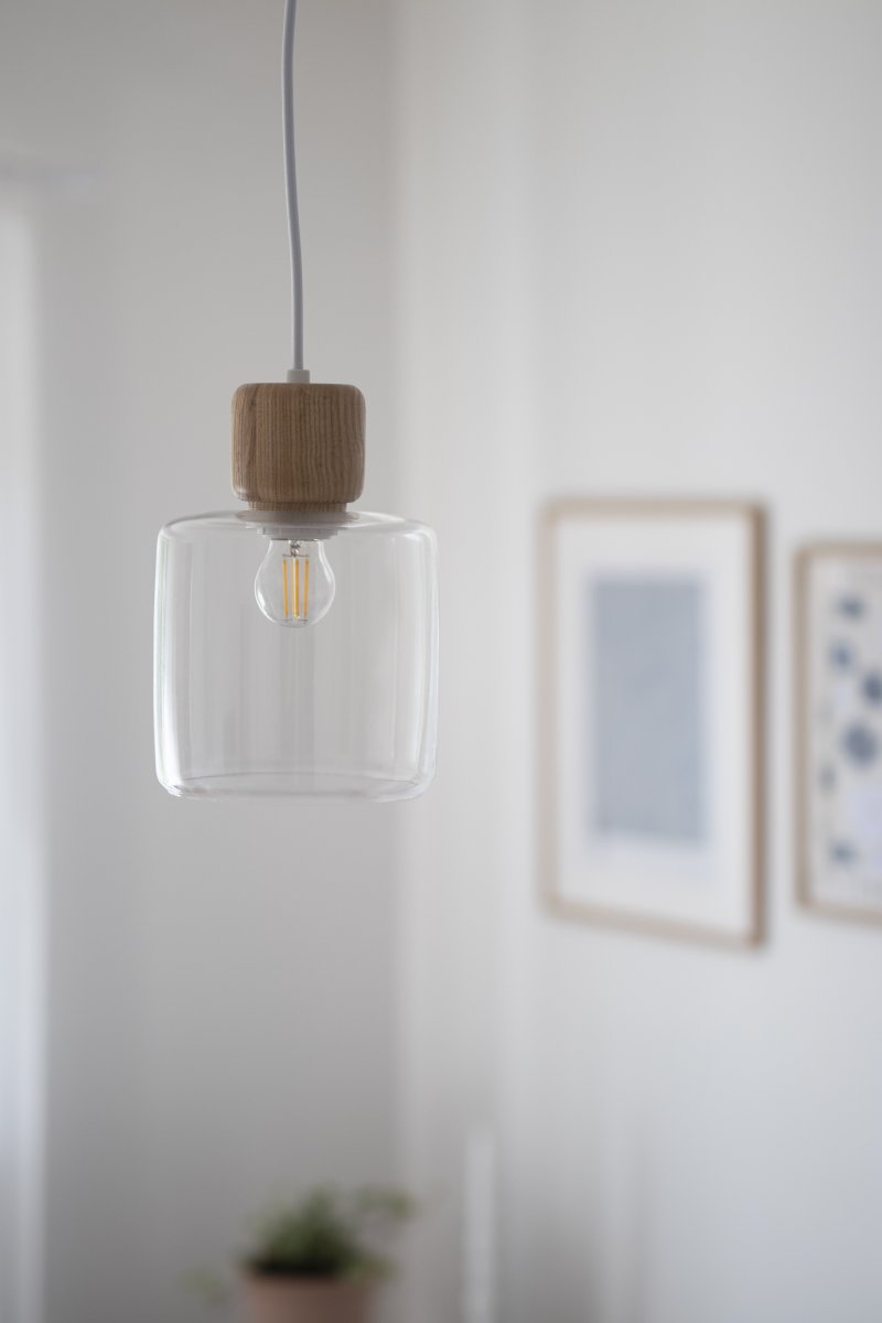 DOT Ø15 Transparent suspension De Globen Lighting - Le bouton en bois caractéristique contraste nettement avec l'abat-jour en verre et confère à la lampe son caractère.