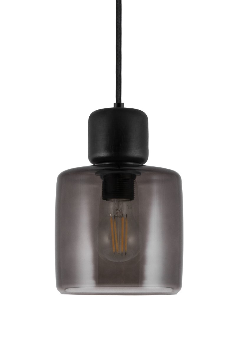 DOT Ø15 Couleur fumée suspension De Globen Lighting - Le bouton en bois caract&eacute;ristique contraste nettement avec l'abat-jour en verre et conf&egrave;re &agrave; la lampe son caract&egrave;re.