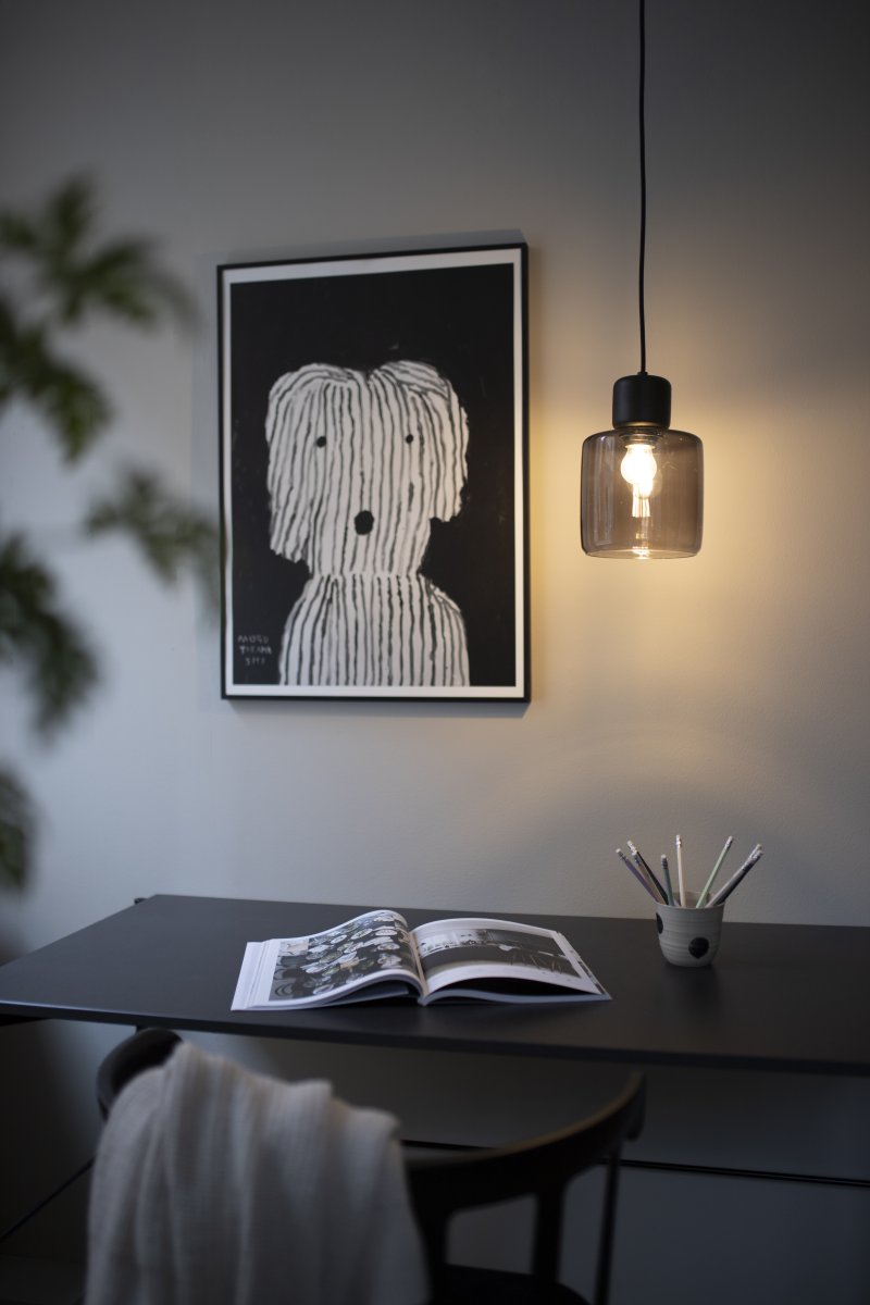 DOT Ø15 Couleur fumée suspension De Globen Lighting - Le bouton en bois caract&eacute;ristique contraste nettement avec l'abat-jour en verre et conf&egrave;re &agrave; la lampe son caract&egrave;re.
