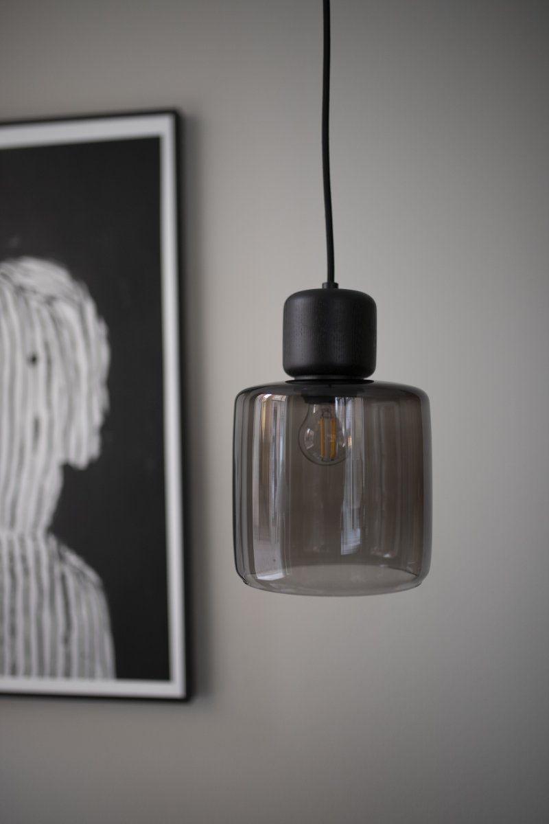 DOT Ø15 Couleur fumée suspension De Globen Lighting - Le bouton en bois caract&eacute;ristique contraste nettement avec l'abat-jour en verre et conf&egrave;re &agrave; la lampe son caract&egrave;re.