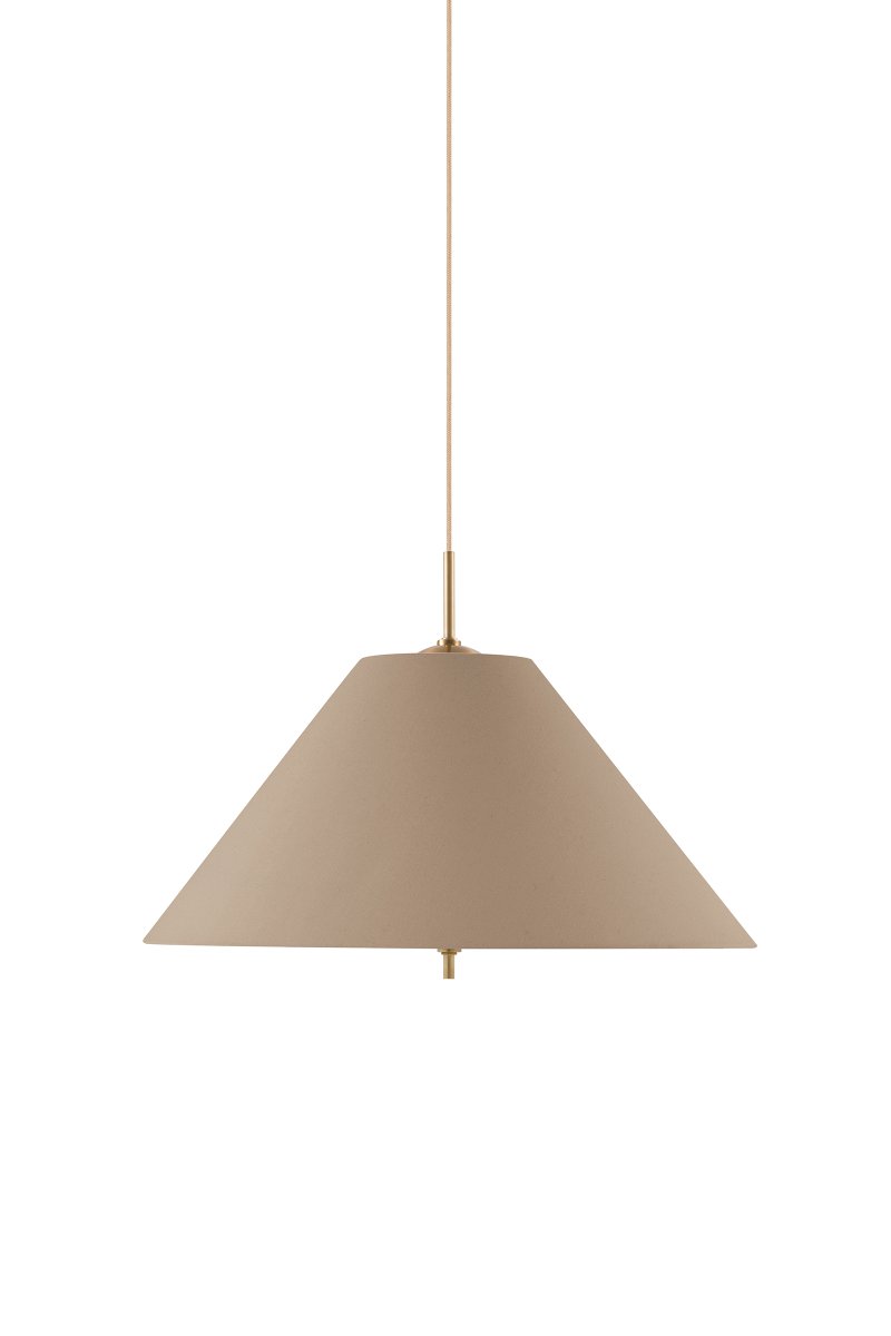 Iris Ø50 Brun suspension De Globen Lighting - L'élégante suspension Iris, en fer finition laiton et dotée d'un abat-jour en coton marron confectionné à la main, séduit par son design classique et ses détails décoratifs en laiton.