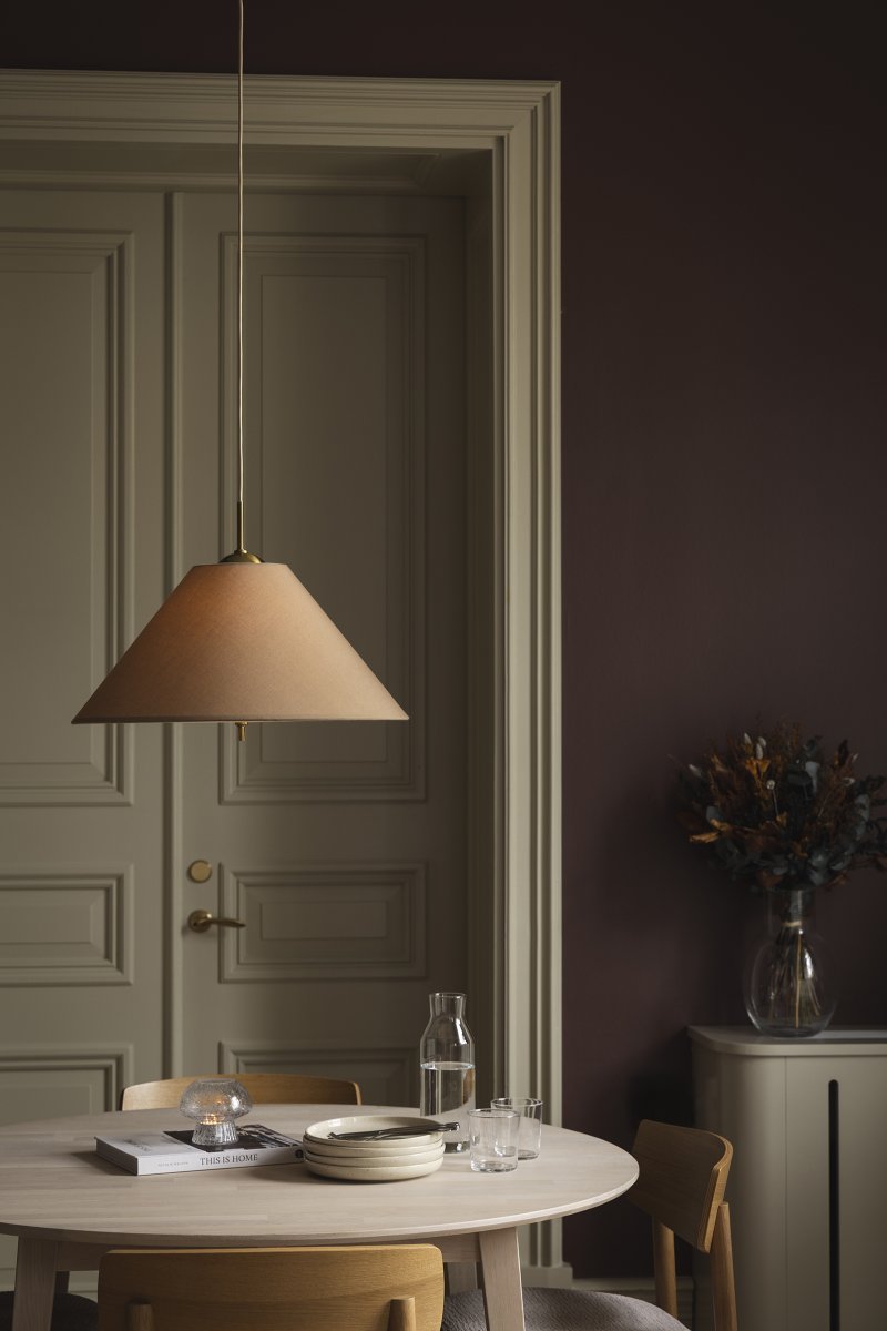 Iris Ø50 Brun suspension De Globen Lighting - L'élégante suspension Iris, en fer finition laiton et dotée d'un abat-jour en coton marron confectionné à la main, séduit par son design classique et ses détails décoratifs en laiton.