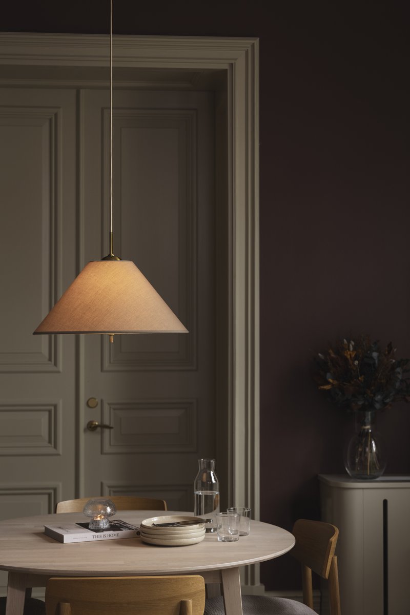 Iris Ø50 Brun suspension De Globen Lighting - L'élégante suspension Iris, en fer finition laiton et dotée d'un abat-jour en coton marron confectionné à la main, séduit par son design classique et ses détails décoratifs en laiton.