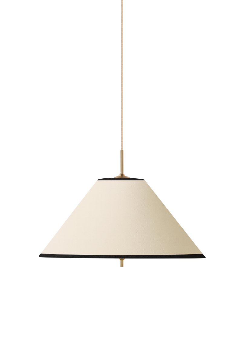 Iris Ø50 Blanc crémeux suspension De Globen Lighting - L'élégante suspension Iris, en fer finition laiton et dotée d'un abat-jour en coton couleur crème confectionné à la main, séduit par son design classique et ses détails décoratifs en laiton.