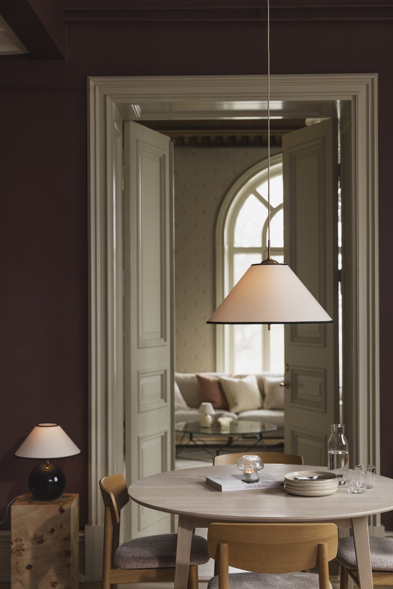 Iris Ø50 Blanc crémeux suspension De Globen Lighting - L'élégante suspension Iris, en fer finition laiton et dotée d'un abat-jour en coton couleur crème confectionné à la main, séduit par son design classique et ses détails décoratifs en laiton.