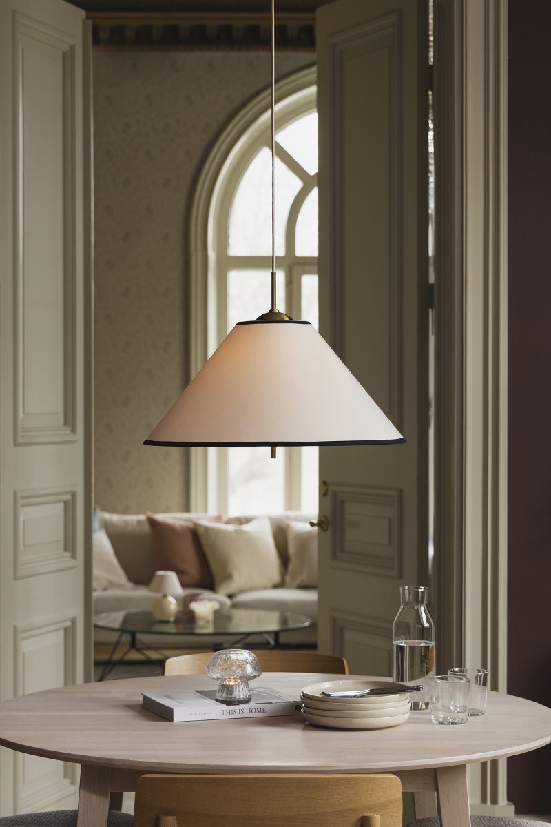 Iris Ø50 Blanc crémeux suspension De Globen Lighting - L'élégante suspension Iris, en fer finition laiton et dotée d'un abat-jour en coton couleur crème confectionné à la main, séduit par son design classique et ses détails décoratifs en laiton.