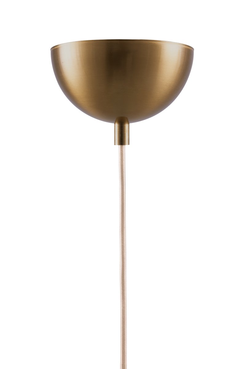 Iris Ø50 Blanc crémeux suspension De Globen Lighting - L'élégante suspension Iris, en fer finition laiton et dotée d'un abat-jour en coton couleur crème confectionné à la main, séduit par son design classique et ses détails décoratifs en laiton.