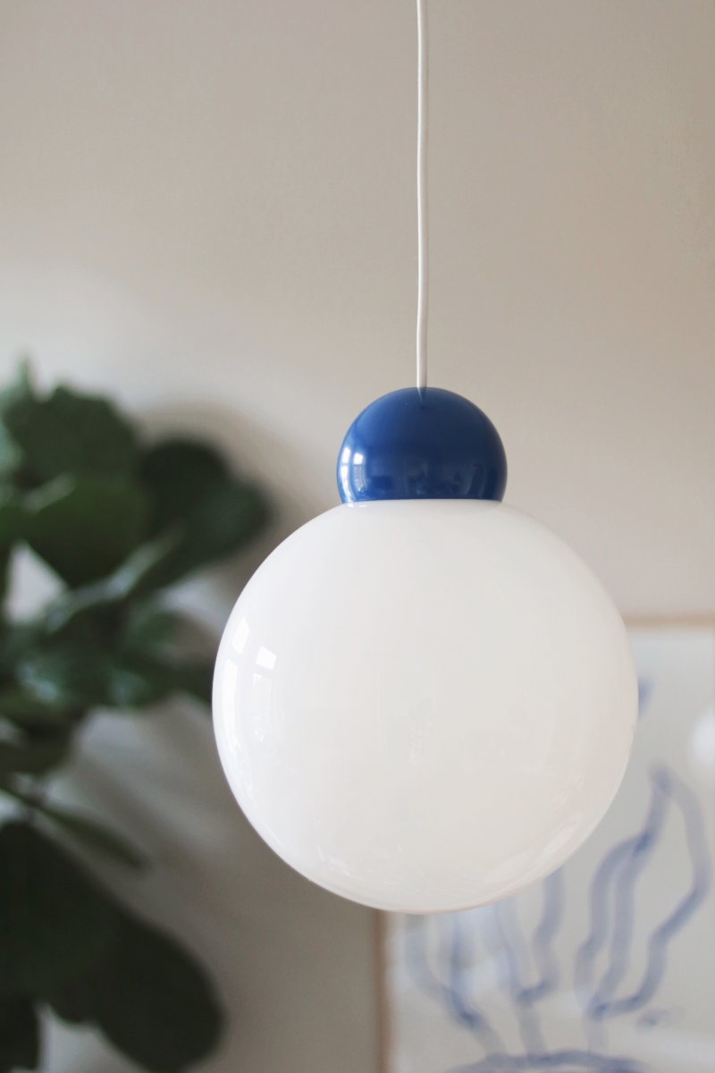 Ripley Ø25 Bleu suspension De Globen Lighting - Ripley est &eacute;quip&eacute;e d'un c&acirc;ble textile de 120 cm et d'une douille de plafond en m&eacute;tal assortie.