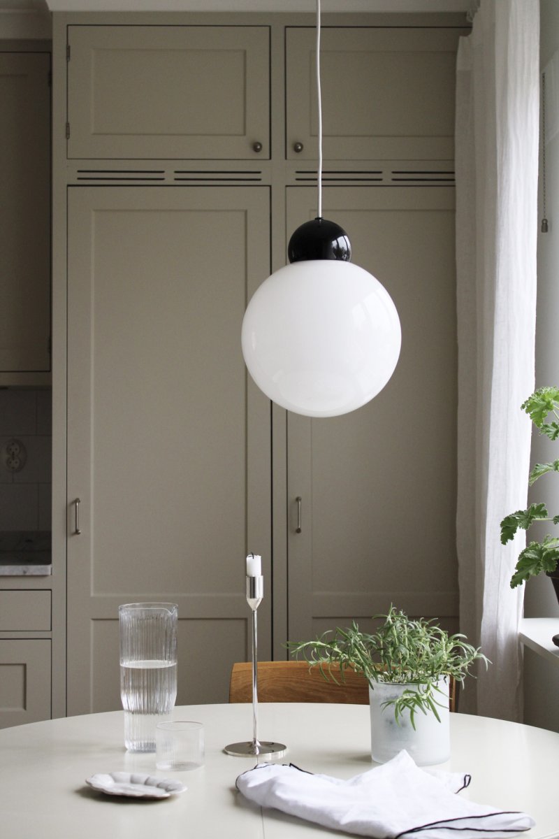 Ripley Ø25 Noir suspension De Globen Lighting - Ripley est &eacute;quip&eacute;e d'un c&acirc;ble textile de 120 cm et d'une douille de plafond en m&eacute;tal assortie.