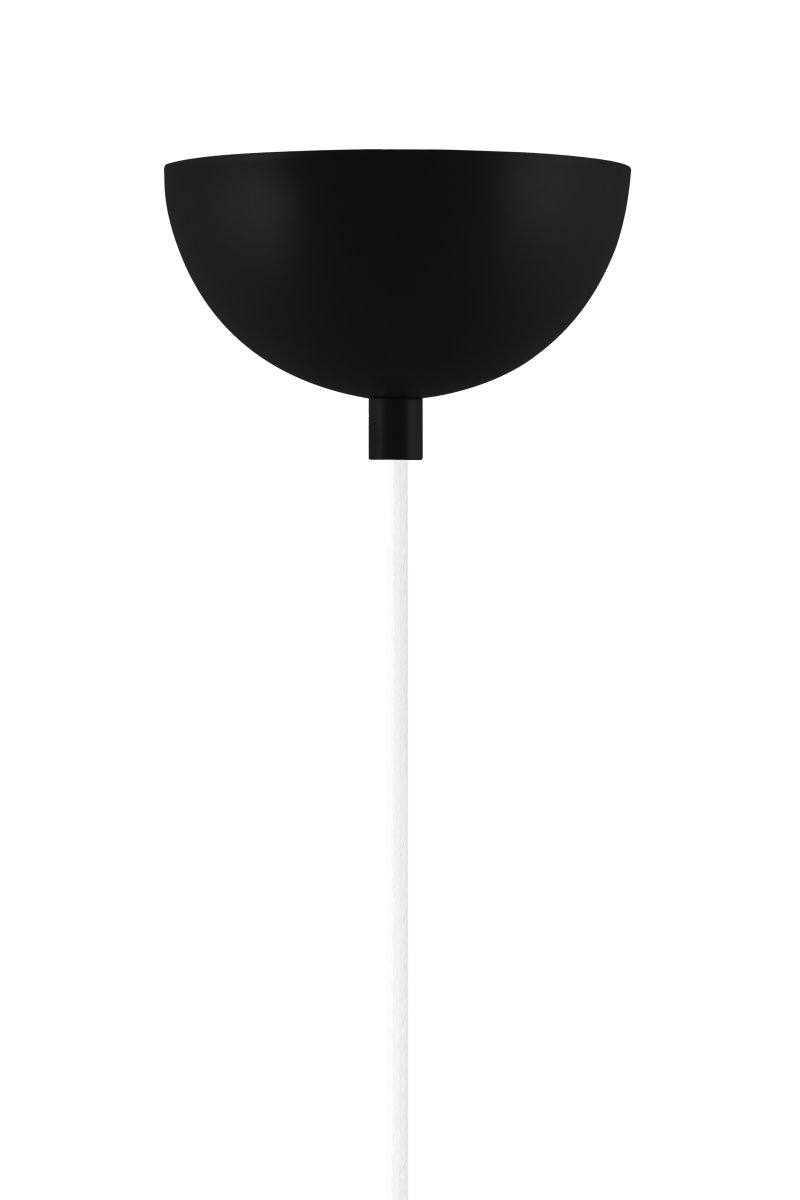 Ripley Ø25 Noir suspension De Globen Lighting - Ripley est &eacute;quip&eacute;e d'un c&acirc;ble textile de 120 cm et d'une douille de plafond en m&eacute;tal assortie.